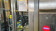 Jetzt fährt er wieder: der Aufzug an Gleis 1 des Villinger Bahnhofs. Hier ist die Scheibe noch mit dem Warnhinweis versehen, dass ein ...