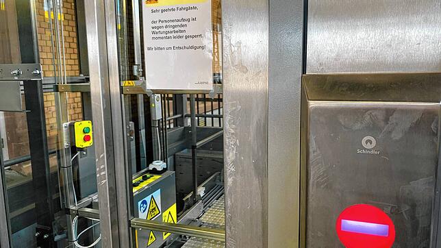Jetzt fährt er wieder: der Aufzug an Gleis 1 des Villinger Bahnhofs. Hier ist die Scheibe noch mit dem Warnhinweis versehen, dass ein ...