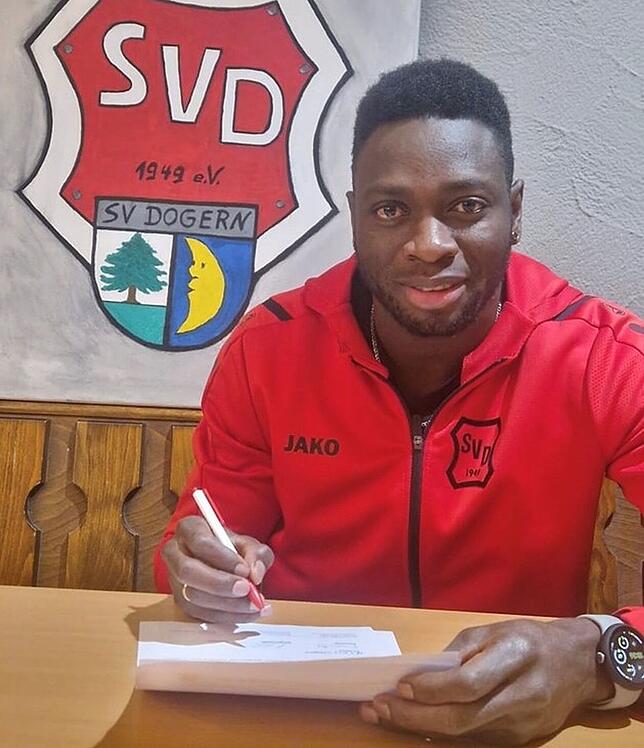 Unterschrieben: Spielertrainer Paul Mendy bleibt bis 2027 beim SV Dogern.