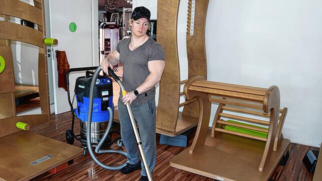 Mit einem Wassersauger versucht Fitnesstrainer Luca Kaps unermüdlich das bei Songül Premium Fitness eingedrungene Wasser zu beseitigen.