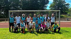 Die Mittwochskicker des FC 08 Bad Säckingen und die Fußballer der Caritaswerkstatt für Menschen mit Behinderung im Hochrheinstadion. ...