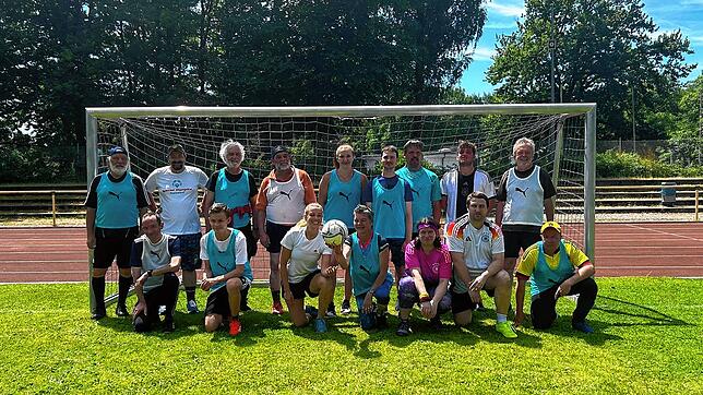 Die Mittwochskicker des FC 08 Bad Säckingen und die Fußballer der Caritaswerkstatt für Menschen mit Behinderung im Hochrheinstadion. ...