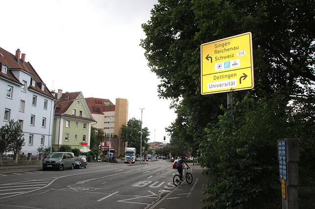 5. Umwege für Autofahrer: Am Zähringer Platz steht ein neues Schild: Wer von der Mainau kommt und zur reichenau will, wird erst einmal ...