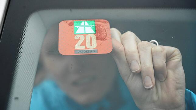 Eine neue Vignette wird angeklebt. Ab 2022 kann das entfallen.
