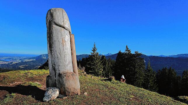 Die zwei Meter hohe Penis-Skulptur aus Holz zierte den Grat des Grünten.