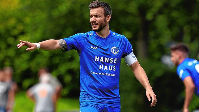 Hilft im Abstiegskampf wieder auf dem Rasen mit: Alexander Stricker, der beim FC 03 Radolfzell eigentlich als Co-Trainer im Einsatz sein ...
