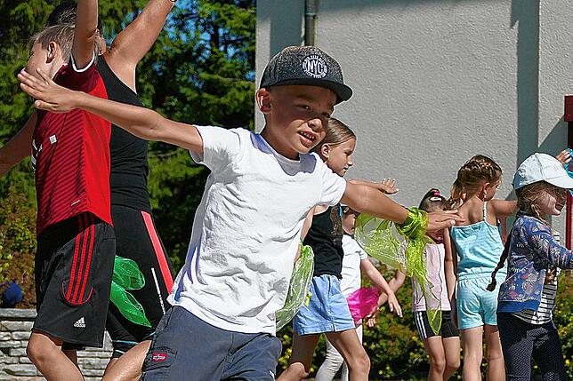 Fliegen wie ein Flieger durften die Kinder beim Tanzalarm.