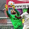 Der Singener Cheik Oumar Coulibaly im Luftduell gegen den Mörscher Torhüter Niklas Volo. Für die Südsterne gab es im Auswärtsspiel ...