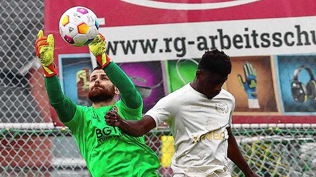 Der Singener Cheik Oumar Coulibaly im Luftduell gegen den Mörscher Torhüter Niklas Volo. Für die Südsterne gab es im Auswärtsspiel ...