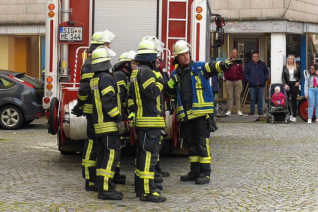 Die Gruppenführer verteilten die entsprechend Aufgaben an die Feuerwehrleute.