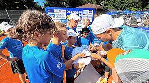Schlange stehen für ein Autogramm des Turniersiegers Tom Gentzsch für die Ballkinder. Fotos: Hanspeter Walter