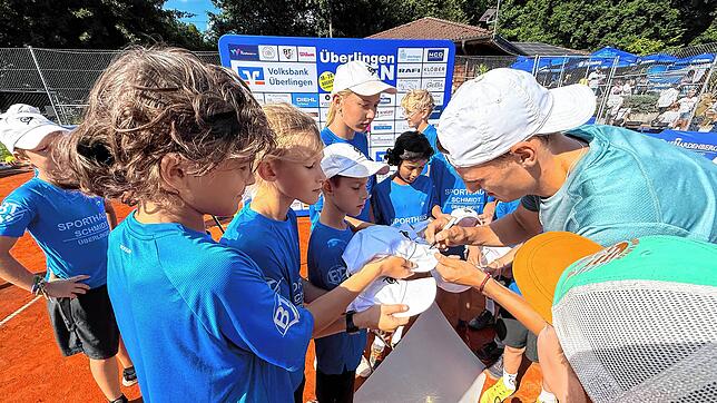Schlange stehen für ein Autogramm des Turniersiegers Tom Gentzsch für die Ballkinder. Fotos: Hanspeter Walter