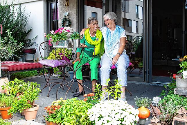 Die Bewohner des Aufwind-Hauses besuchen sich auch gegenseitig, wie hier Gabriele Rühlmann (rechts) auf der Terrasse von Friederike Groh.