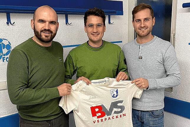 Neuer Stürmer: Trainer Klaus Gallmann (links) und der aktiv spielende Spielausschuss Spielausschuss Felix Uhl (rechts) freuen sich auf ...