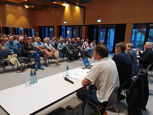 Planer und Verwaltung informierten bei der Bürgerversammlung über die geplante Sanierung der Rheinstraße.
