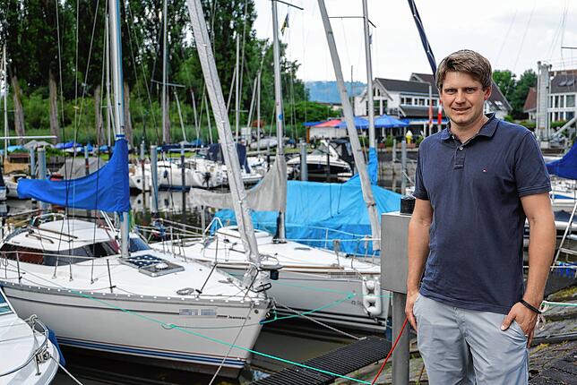Stefan Heck steht im Hafen von Moos. Er kennt Moos schon lange: In dem Ort steht schon sein Elternhaus.