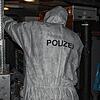 Mitarbeiter der Kriminaltechnik sind am Freitagabend in einem Haus in VS-Pfaffenweiler bei der Arbeit. Hier hat sich wohl eine ...