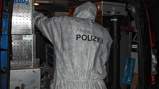 Mitarbeiter der Kriminaltechnik sind am Freitagabend in einem Haus in VS-Pfaffenweiler bei der Arbeit. Hier hat sich wohl eine ...