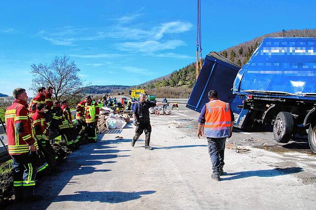 Ein Schwerlastkran richtet den umgekippten Lastwagen samt Anhänger wieder auf.