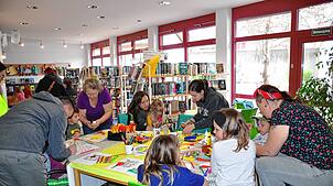 In der Stadtbibliothek, die nun modernisiert wird, ist immer viel los. Hier ein Bild von der Bastel- und Malecke beim Ostermarkt 2025. ...