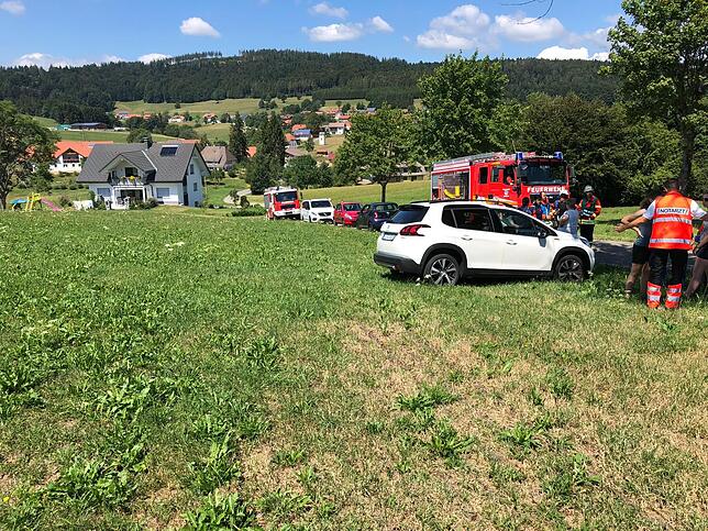 Rettungskräfte sind im Einsatz an der Absturzstelle auf der Höhne. Im Hintergrund Altenschwand