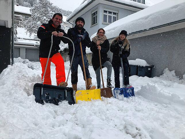 Viele Anwohner wie (von links) Osman Duygu, Hairiz Ahmeti, Sarah Brandenberger und Andrea Rapp haben am Freitagfrüh gemeinsam über ...
