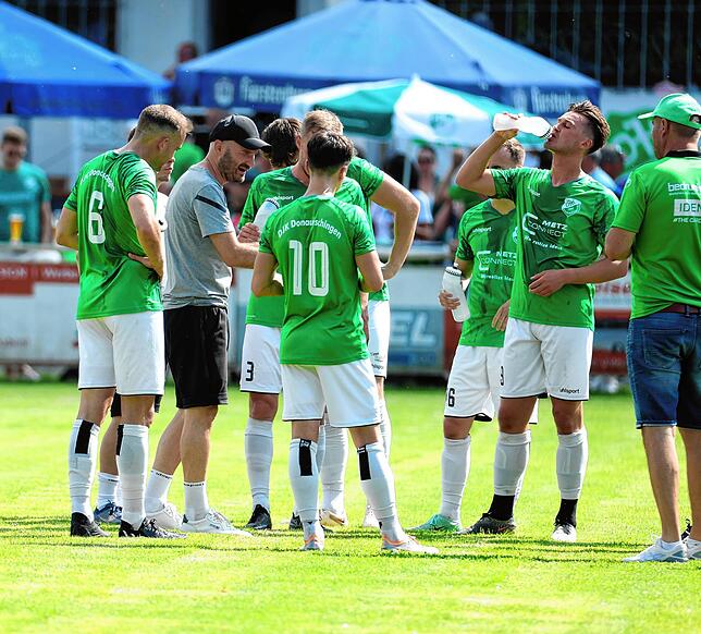 Bei den warmen Temperaturen gibt es Trinkpausen für die Spieler.