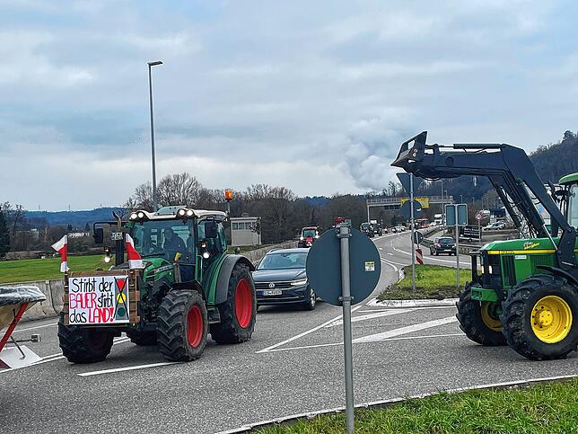 Traktoren im Obi-Kreisel am Montag in Waldshut.