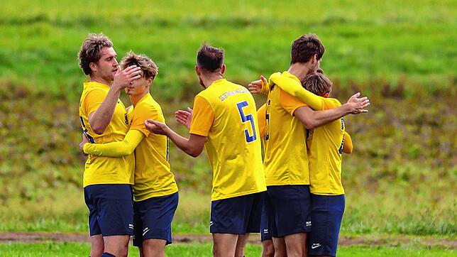 SG Dettingen-Dingelsdorf feiert den 2:1-Heimsieg gegen FC 03 Radolfzell.