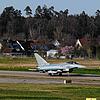 Mit großem Getöse landete am Montagabend ein Eurofighter auf dem Rollfeld des Flughafens Friedrichshafen.