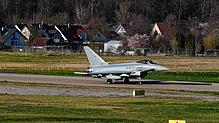 Mit großem Getöse landete am Montagabend ein Eurofighter auf dem Rollfeld des Flughafens Friedrichshafen.