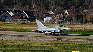 Mit großem Getöse landete am Montagabend ein Eurofighter auf dem Rollfeld des Flughafens Friedrichshafen.
