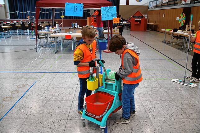 Fleißig am Putzen: Der Baubetriebshof hält Fez City blitzeblank.