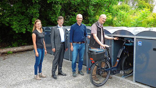 Bei der offiziellen Übergabe von zehn mietbaren Radboxen, die vom ADFC betreut werden (von links): Salome Kimmig vom Stadtbauamt ...