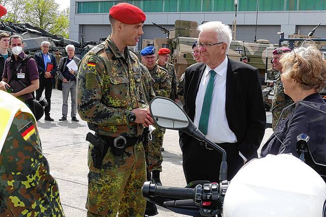 Bei der Militärpolizei: Ministerpräsident Kretschmann informiert sich bei den Feldjägern.