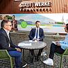 Den Oberbürgermeister und die Stadtwerkte beim Jahresinterview in die Mitte genommen: Die SÜDKURIER-Redakteure Georg Becker (links) und ...