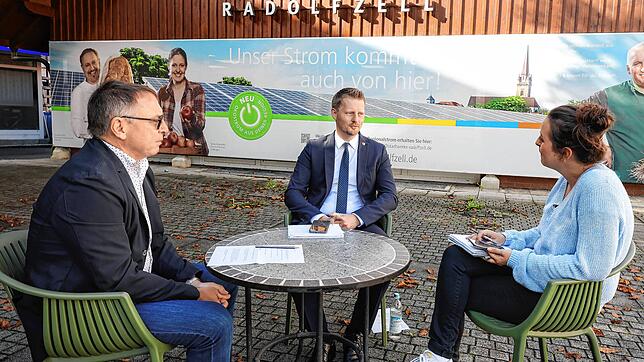 Den Oberbürgermeister und die Stadtwerkte beim Jahresinterview in die Mitte genommen: Die SÜDKURIER-Redakteure Georg Becker (links) und ...
