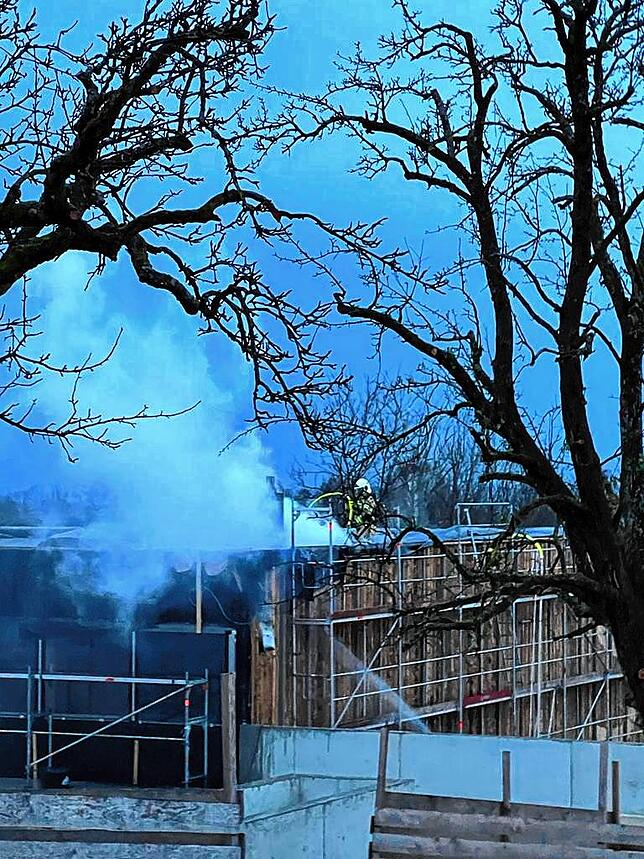Durch den schnellen Einsatz der Feuerwehren aus Meersburg und den umliegenden Gemeinden konnte der Brand am Neubau der Zimmerei Schmäh ...
