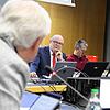 Bürgermeister Rainer Stolz lauscht in seiner letzten Gemeinderatssitzung als Vorsitzender des Gremiums, sichtlich gerührt, den ...