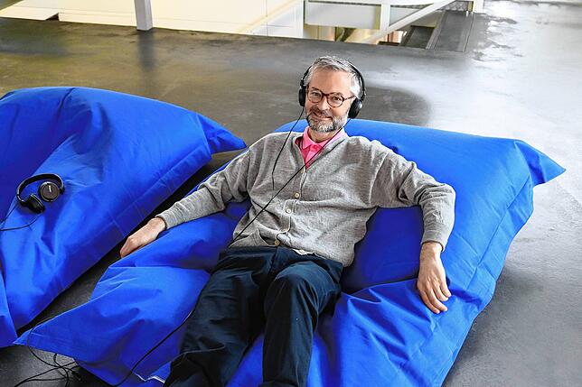 Michael Hiltbrunner testet einen Sitzsack, von wo aus man das Unterwasser-Video von Künstlerin Riikka Tauriainen aus der aktuellen ...