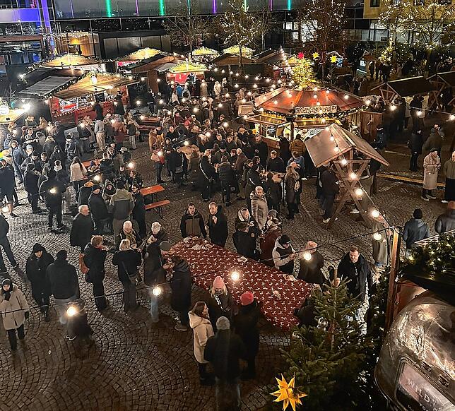 Der Weihnachtsmarkt findet zum zweiten Mal nach 2023 mit neuem Konzept statt. Wie gewohnt auf dem Rathausplatz in Singen.