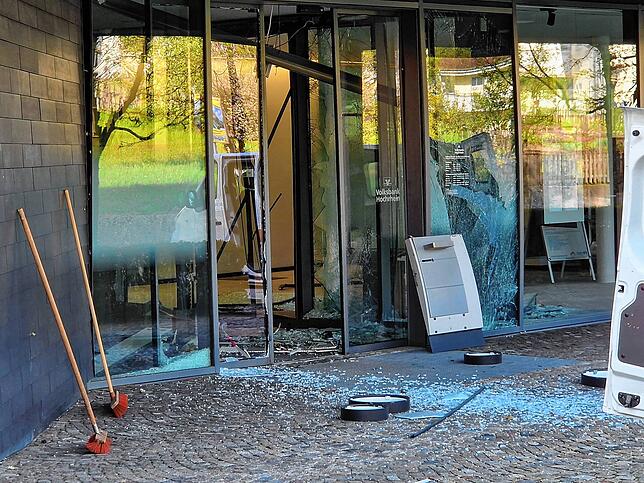 Bild 6: Sprengung der Filiale der Volksbank Hochrhein in Albbruck: Erdrückende Bilder vom Tatort