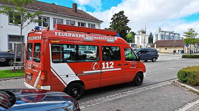 Ein Lautsprecher-Wagen der Donaueschinger Wehr fährt am Bahnhof entlang.