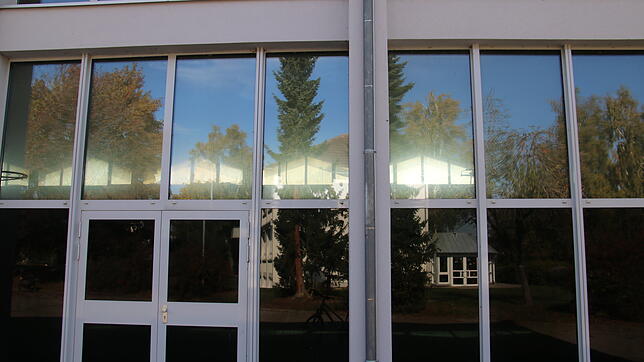 Das sonnige Spiegelbild der Fenster täuscht: Nichts ist nach dem Brand im Februar mehr heil im Innern der Markolfhalle in Markelfingen. ...