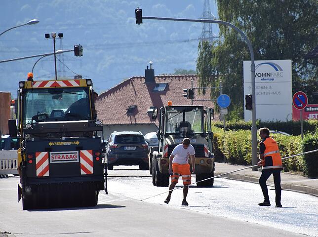 Vorbereitungen und Ausmessen für die andere Spur, auf der später auch noch Asphalt kommt.