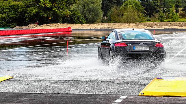 Bild : Vier Fahrtipps für den Winter-Endspurt: Motorsportlerin Katja Jordan verrät, wie Sie und Ihr Auto die letzten nasskalten Tage unbeschadet überstehen