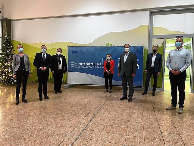 (Von links): Barbara Fink (Ärztliche Koordinatorin), Landrat Sven Hinterseh, Centermanager Klaus Kricks, Stützpunkt-Leiterin Anne ...