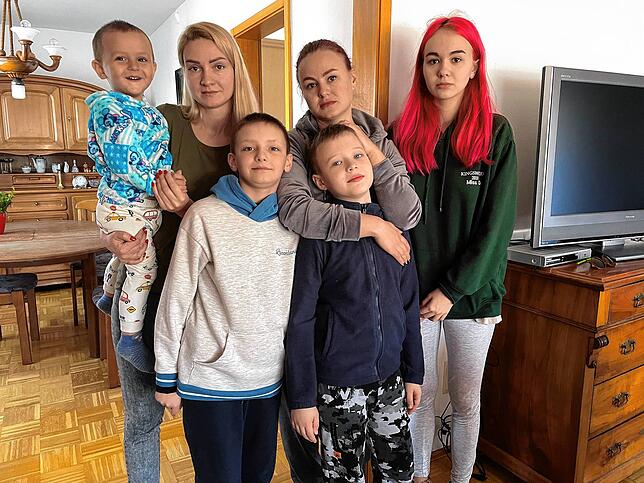 Seit März in Bad Dürrheim (von links): Artem (2) mit Mutter Alevtina Heta. Vor ihr steht ihr Artem Neunjähriger Sohn Oleg. Daneben steht ...