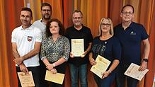 Sie sind seit 25 Jahren bei der Bürger- und Narrenzunft Tiengen (von links): Gerhard Gäng, Anette Walde, Klaus-Dieter Ritz, Susanne ...
