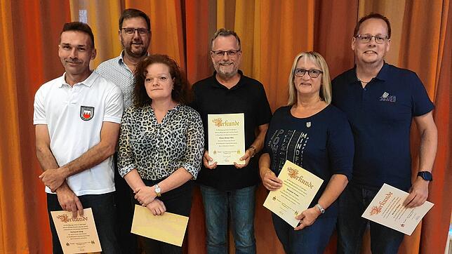 Sie sind seit 25 Jahren bei der Bürger- und Narrenzunft Tiengen (von links): Gerhard Gäng, Anette Walde, Klaus-Dieter Ritz, Susanne ...